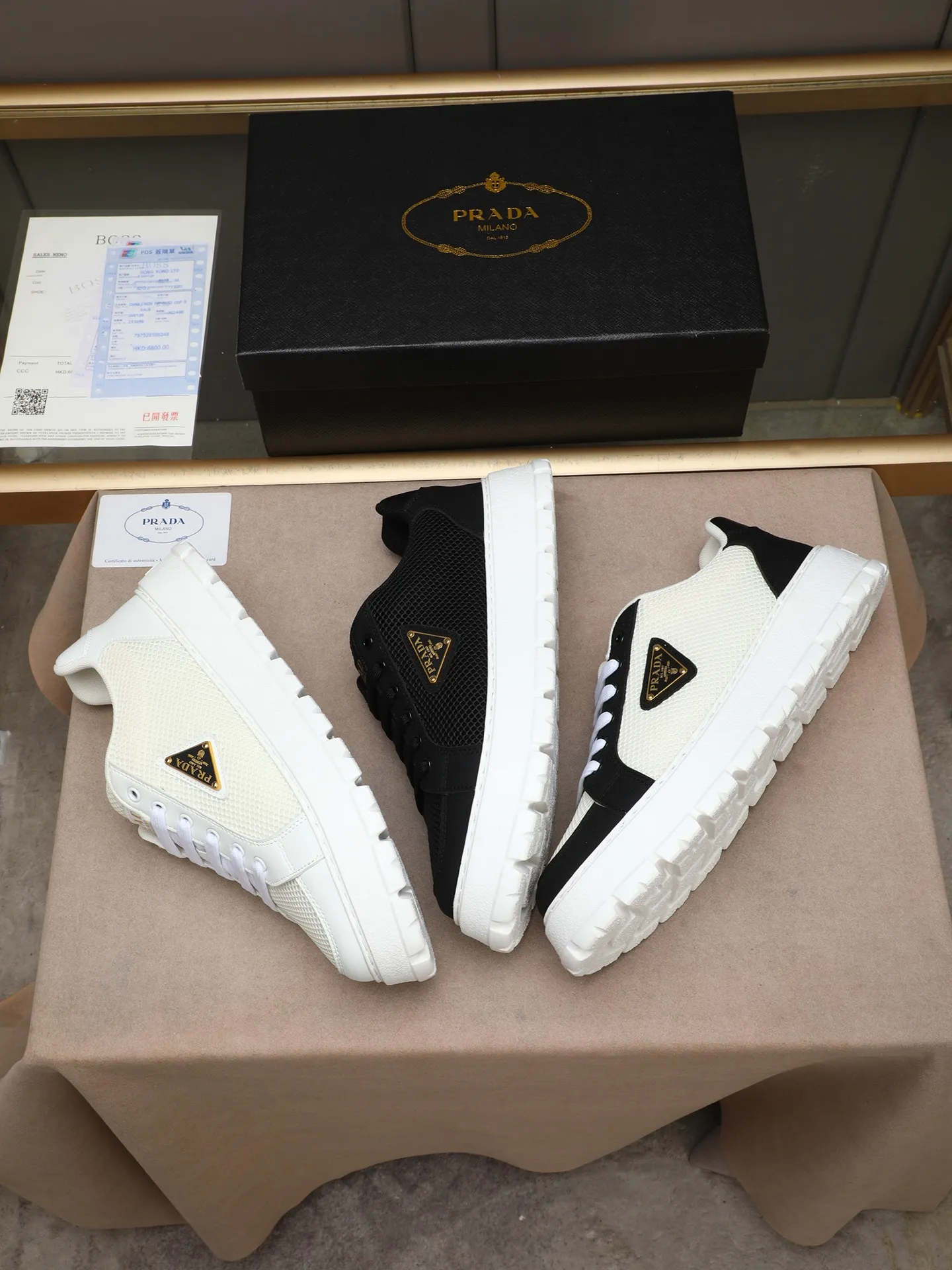 Men's Men's Shoes 💰440 Prada/Prada Men's new casual shoes, this sports shoe is made of imported calfskin upper with breathable mesh and breathable mesh lining. The foot pads are made of sheepskin, and the outsole is made of non-slip sports exclusive rubber outsole with logo. It feels good on the feet and is a fashionable item! Size: 38-44 (45 customized)